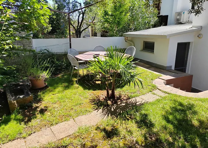 Daire 700 M Od Mora Valbandon, Hrvatska *