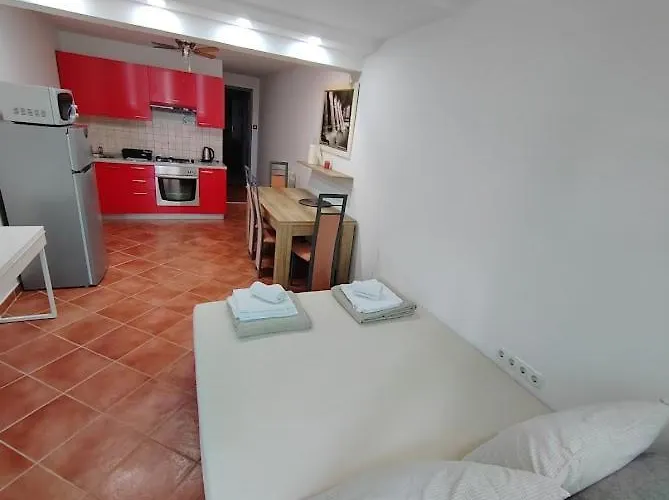 700 M Od Mora Valbandon, Hrvatska Daire *